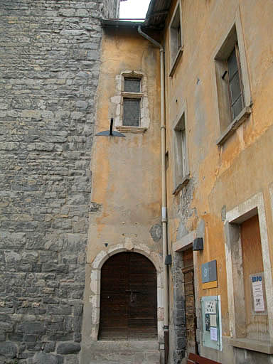 Aile nord, façade sud, tour brune et porte d'entrée.