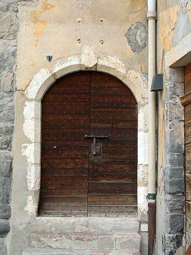 Aile nord, façade sud, porte d'entrée.