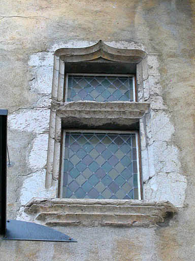 Aile nord, façade sud, baie au dessus de la porte d'entrée.