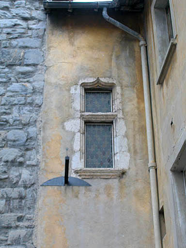 Aile nord, façade sud, baie au dessus de la porte d'entrée.