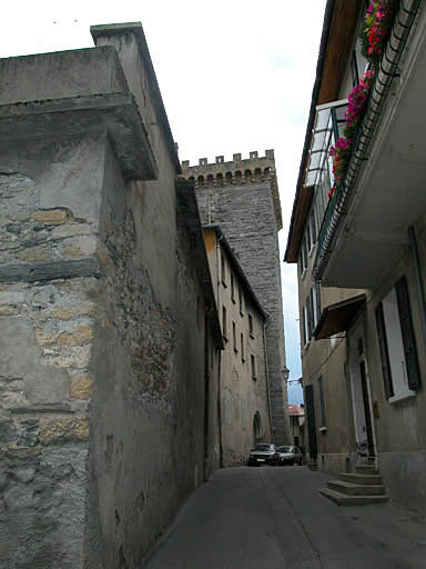 Aile nord, façade nord, de l'est vers l'ouest, au fond la tour brune.