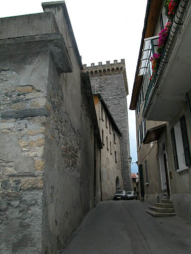 Aile nord, façade nord, de l'est vers l'ouest, au fond la tour brune.