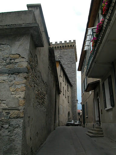 Aile nord, façade nord, de l'est vers l'ouest, au fond la tour brune.