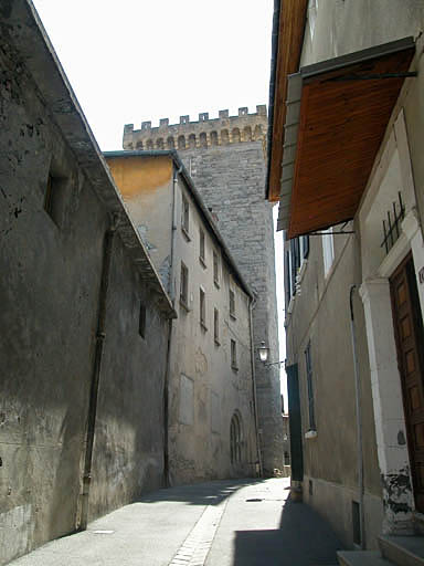 Aile nord, façade nord, de l'est vers l'ouest, au fond la tour brune.