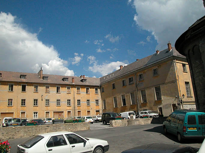 Aile centrale, façade ouest vue depuis le nord-ouest.