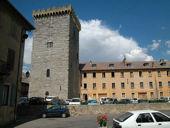 Aile centrale, tour brune et façade ouest.