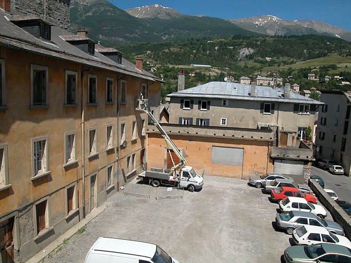 Aile centrale, façade est vue depuis le sud.