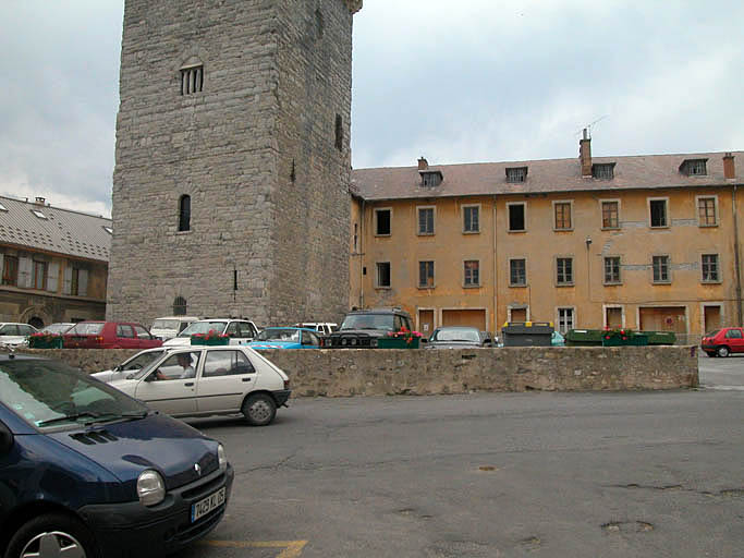 Aile centrale, façade ouest et tour brune.