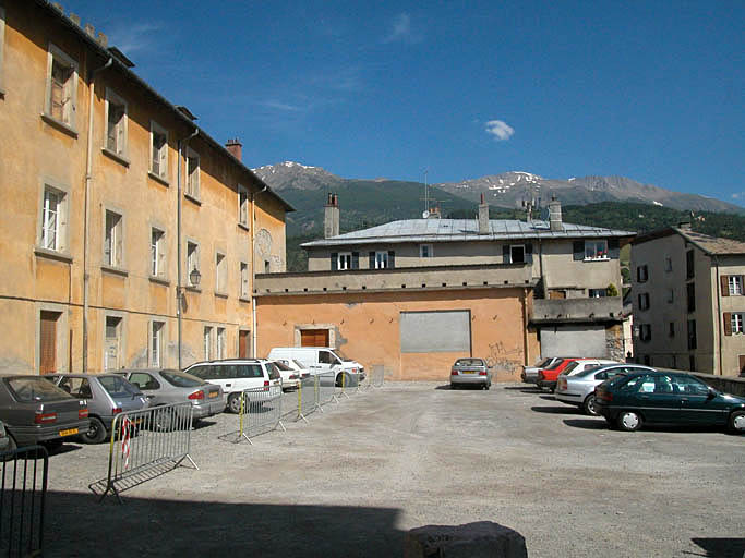 Aile centrale, façade est vue depuis le sud.