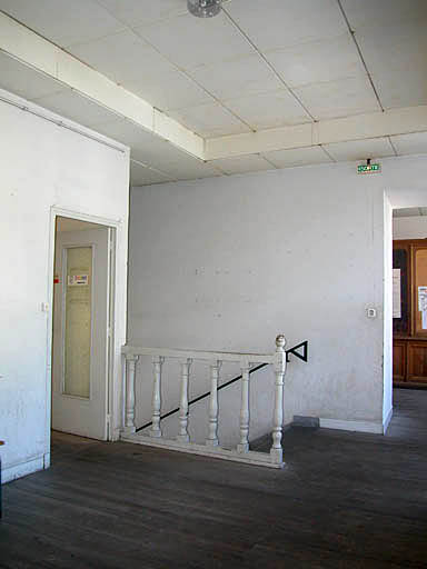 Intérieur, palier d'escalier menant au premier étage.