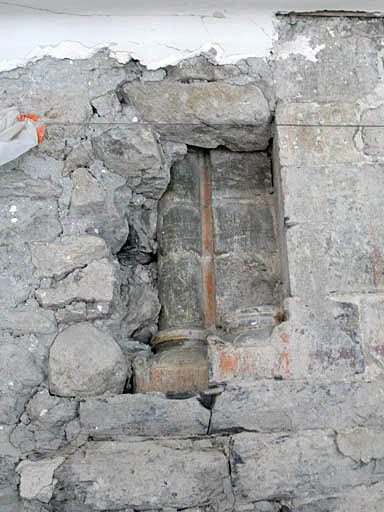 Intérieur, aile centrale, premier étage, pièce ouest, sondage sur le mur est, base des colonnettes des baies géminées.