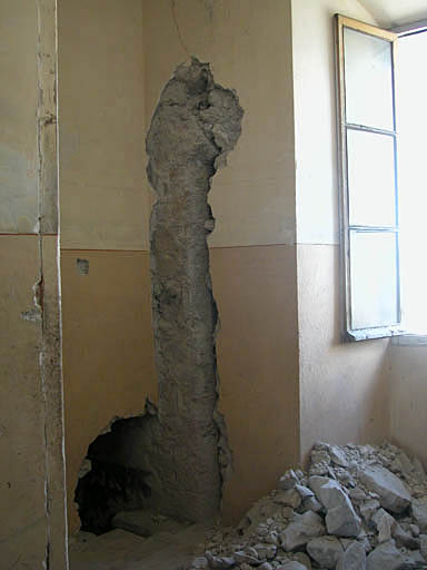 Intérieur, aile centrale, premier étage, sondage sur le palier de l'escalier.