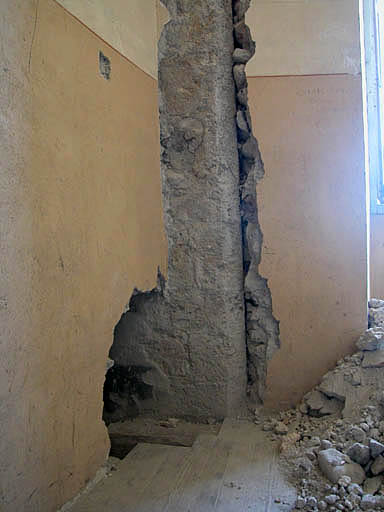 Intérieur, aile centrale, premier étage, sondage sur le palier de l'escalier.