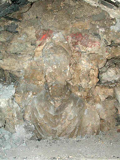 Intérieur, aile centrale, deuxième étage, pièce ouest, sondage dans le mur est, buste d'archevêque sous arcature.