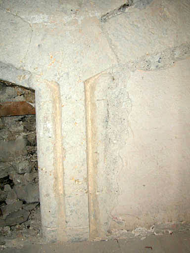 Intérieur, aile centrale, deuxième étage, couloir central, détail sondage sur le mur ouest.