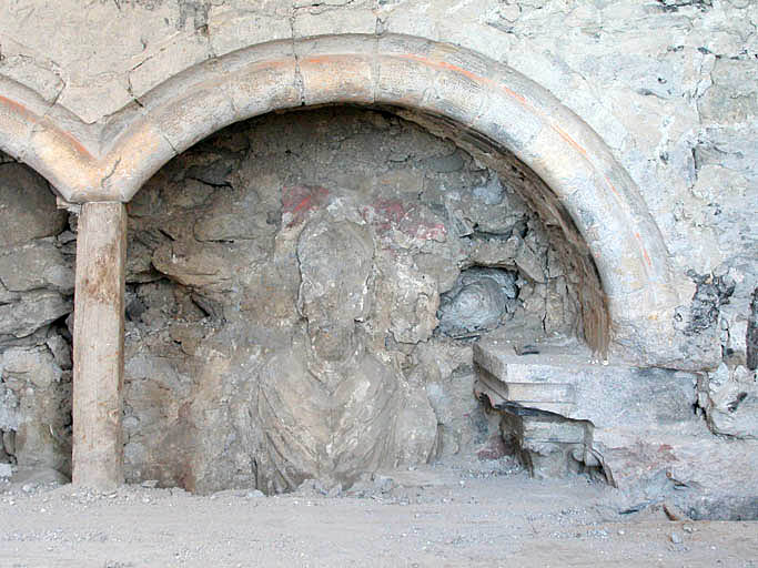 Intérieur, aile centrale, deuxième étage, sondage sur le mur est.