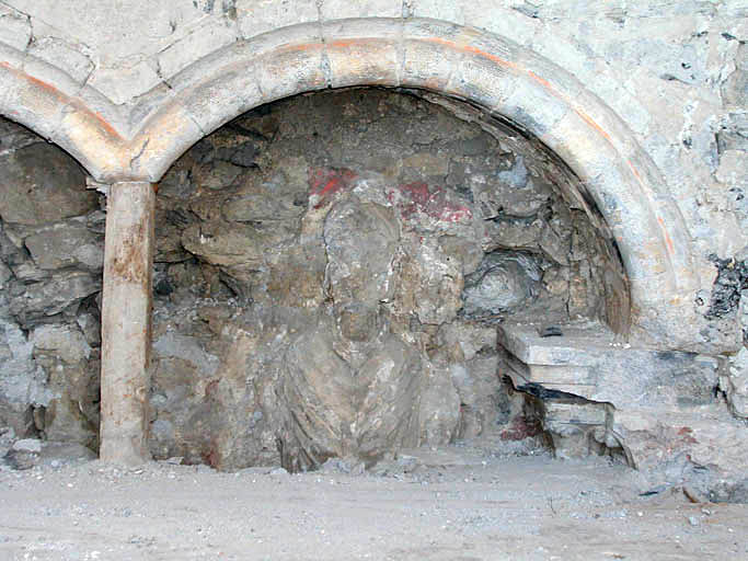 Intérieur, aile centrale, deuxième étage, sondage sur le mur est.