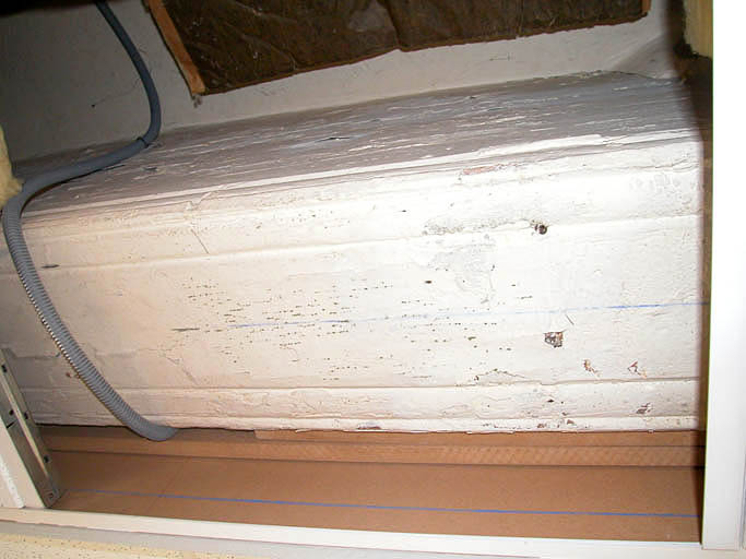 Intérieur, aile sud, rez-de-chaussée,salle sud, poutre du plafond d'origine sous le faux plafond.