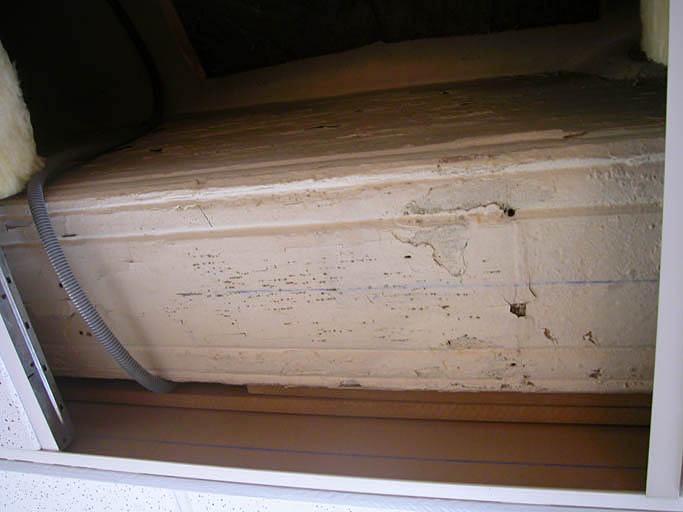 Intérieur, aile sud, rez-de-chaussée,salle sud, poutre du plafond d'origine sous le faux plafond.