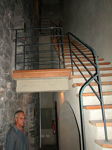 Tour brune, rez-de-chaussée, départ de l'escalier.