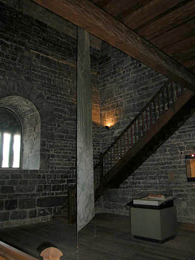 Tour brune, troisième étage, escalier d'accès à la terrasse.