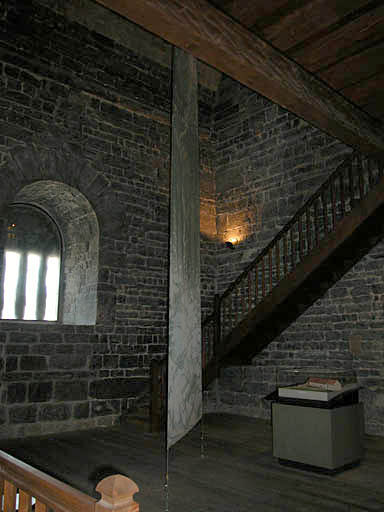 Tour brune, troisième étage, escalier d'accès à la terrasse.