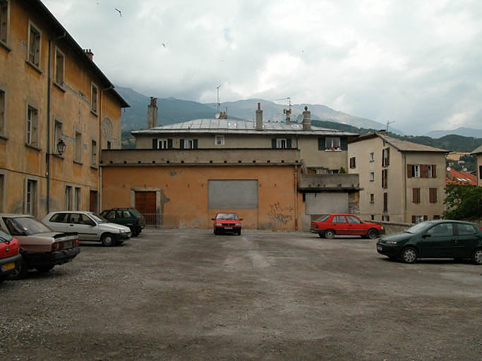 Aile centrale, façade est vue depuis le sud.