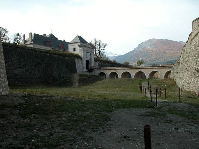 Vue générale, porte de Briançon et pont de liaison avec l'ancienne demi-lune d'Anjou.