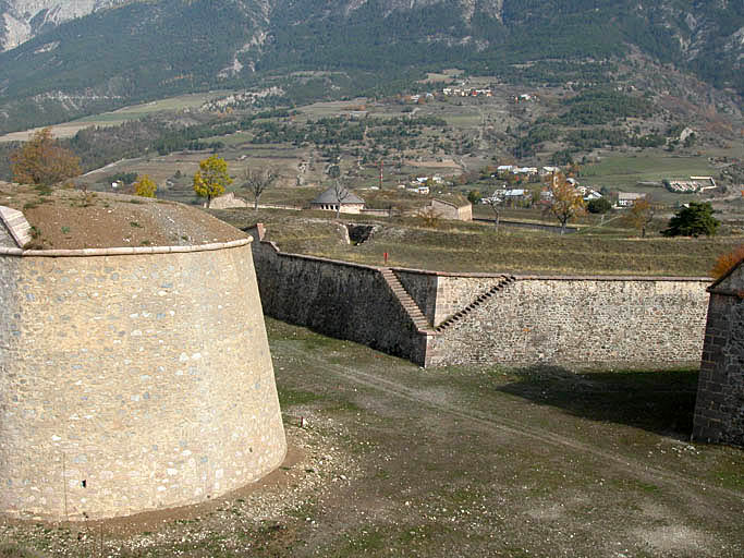 Demi-lune de Berry, fossé, mur d'escarpe et de contrescarpe.