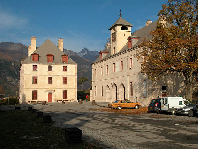 Au fond, pavillon des officiers, à droite, pavillon de l'horloge.