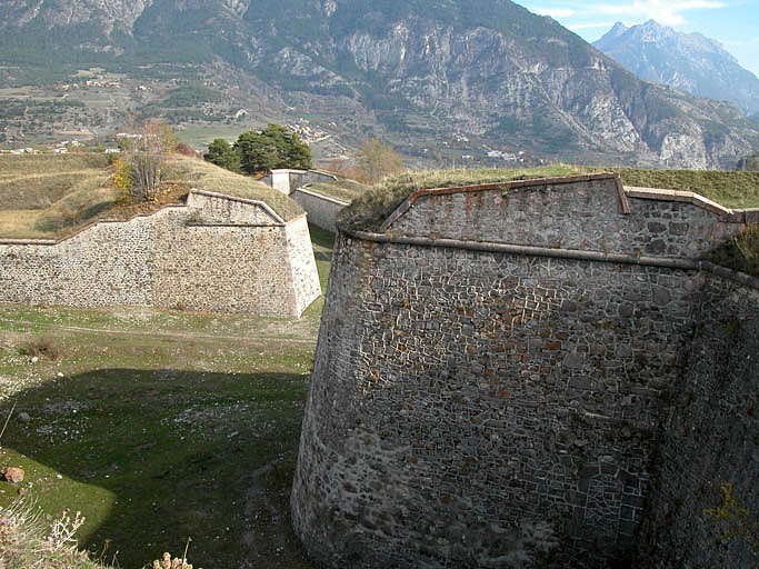 Bastion dauphin, fossé, mur d'escarpe et contrescarpe, zone nord-est.