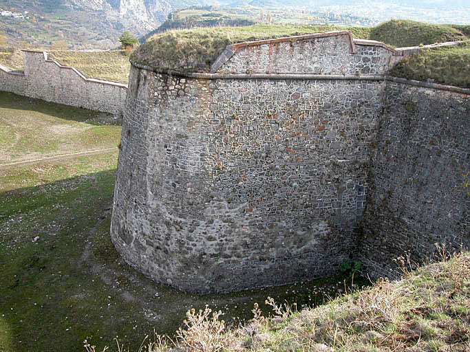 Bastion Dauphin, fossé, mur d'escarpe et contrescarpe, zone nord-est.