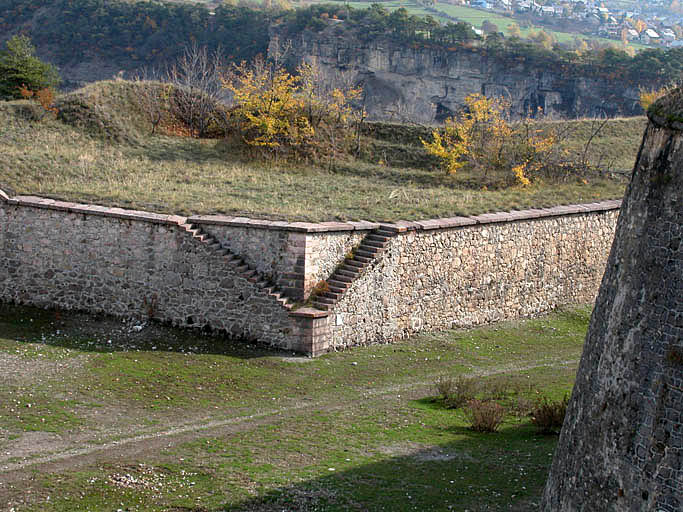 Demi-lune de Berry, fossé, mur d'escarpe et contrescarpe.