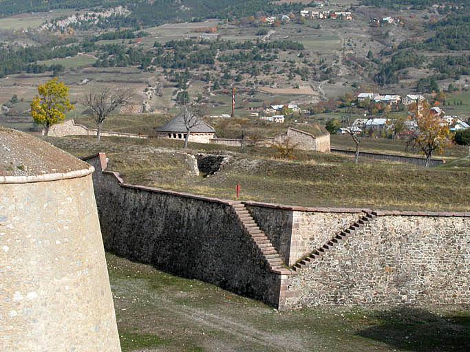 Demi-lune de Berry, fossé, mur d'escarpe et contrescarpe.