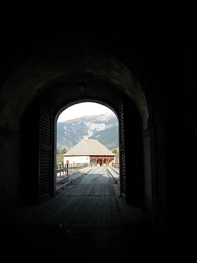 Vue vers le pont de la route de Briançon et le pavillon du corps de garde.