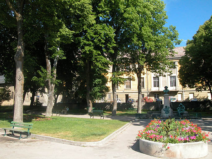 Aile sud, façade sud sur jardin.