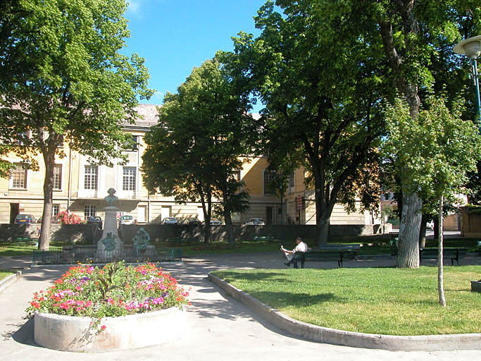 Aile sud, façade sud sur jardin.