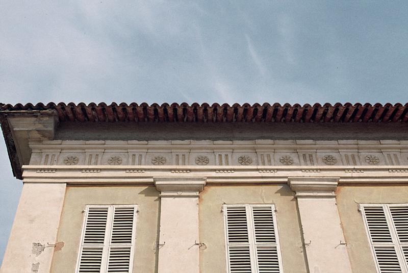 Façade sud, partie haute.