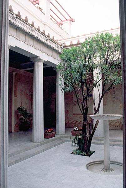 Cour carrée dite atrium ou patio, entourée d'un péristyle.