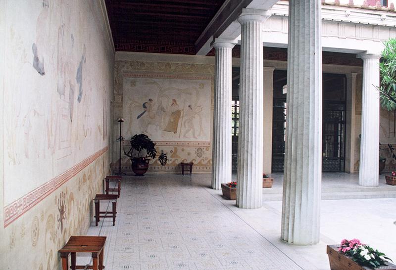 Cour carrée à péristyle dite atrium ou patio.