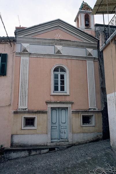 Façade sur la place.