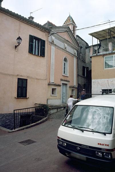 Façade sur la place.