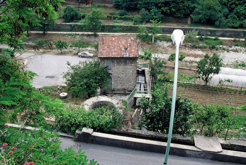 L'ancienne forge et vestiges du moulin à farine au premier plan.