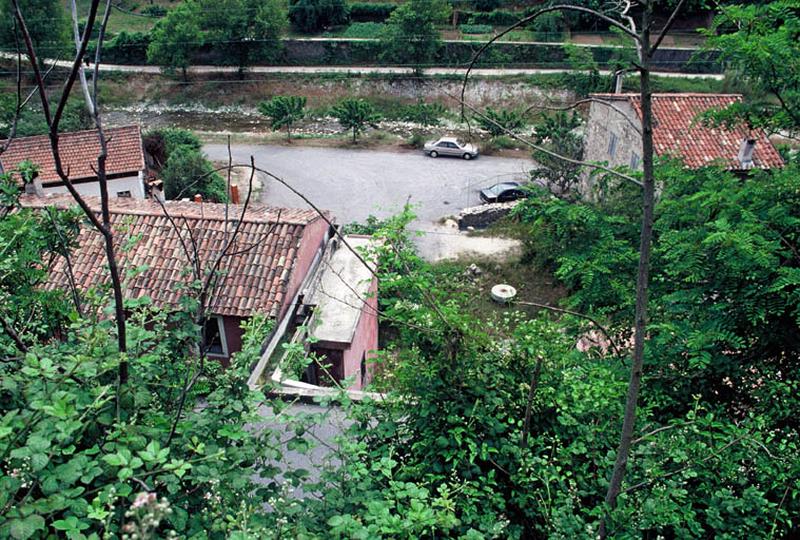 Vestiges du moulin entre le moulin à huile et l'ancienne forge à droite.