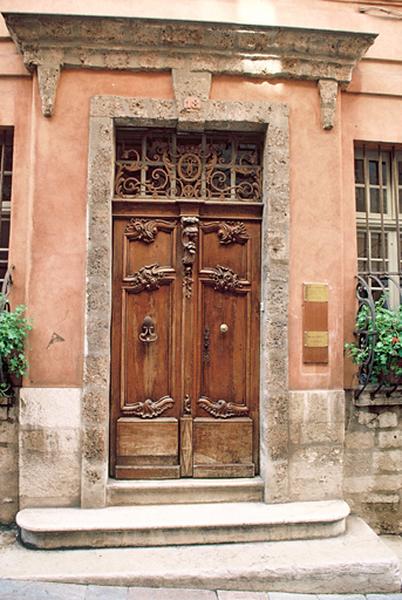 Façade sur rue, porte.