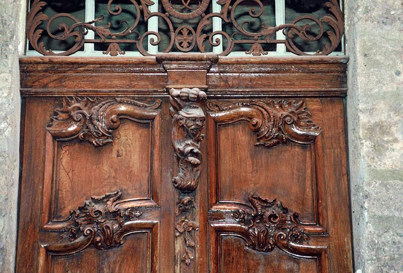 Façade sur rue, détail porte.
