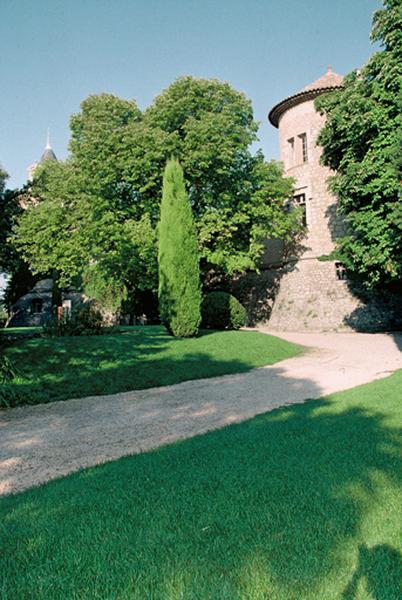 Vue générale, château et parc.