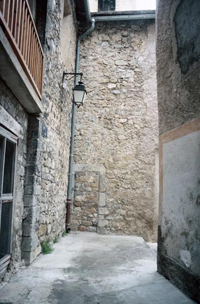 Retour façade est, côté sud, porte murée.