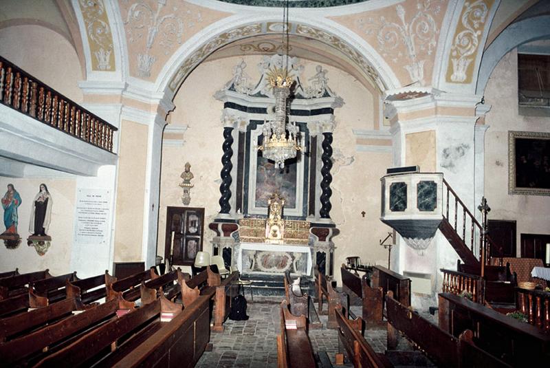 Chapelle et autel latéraux.