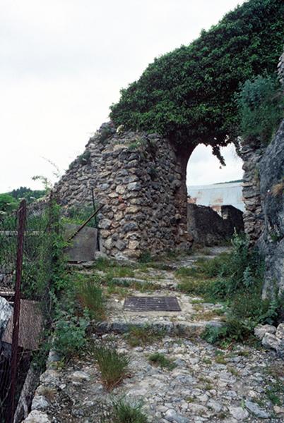 Restes de fortifications, porte.